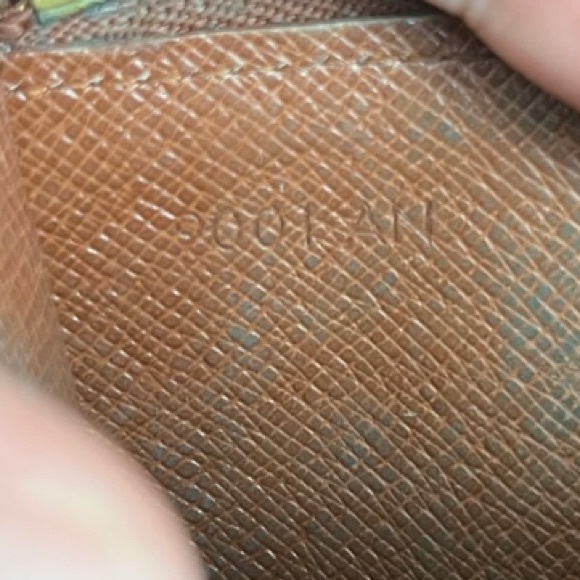 Authentic Louis Vuitton Compact wallet in Monogram - Picture 10 of 12